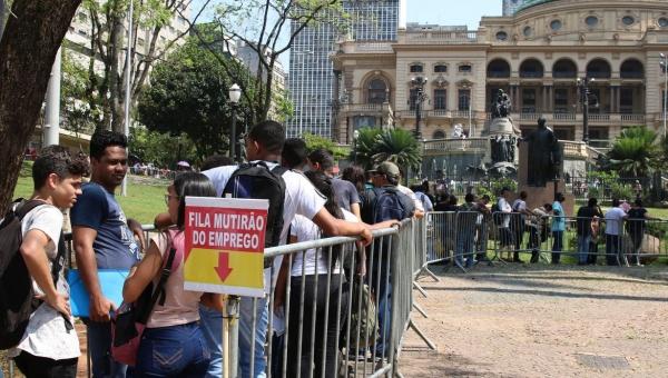 O sindicato dos comerciários de São Paulo promove mutirão do emprego.