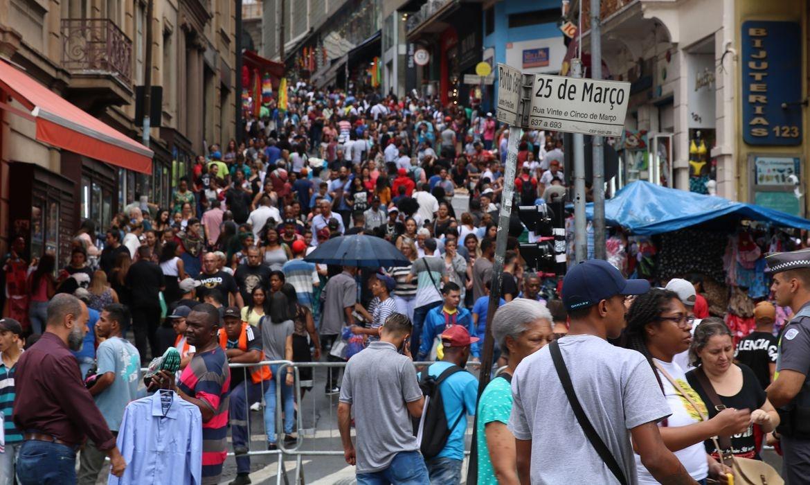  Movimento do comércio popular na 25 de Março no mês do Natal.