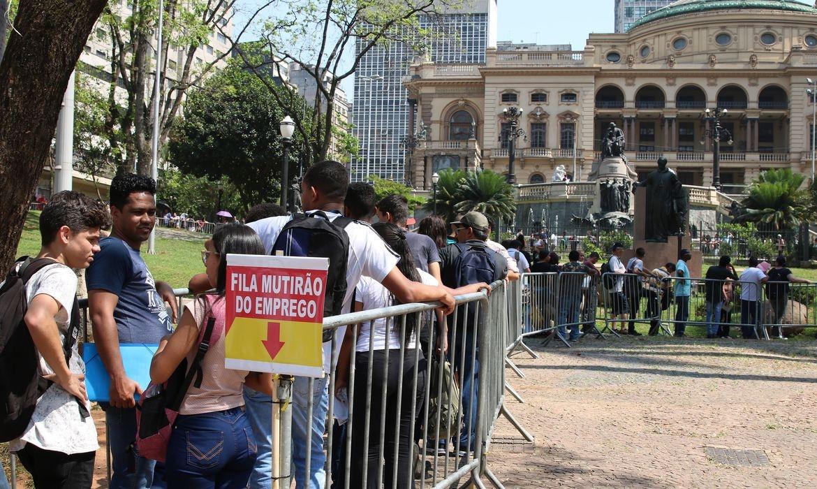 O sindicato dos comerciários de São Paulo promove mutirão do emprego.