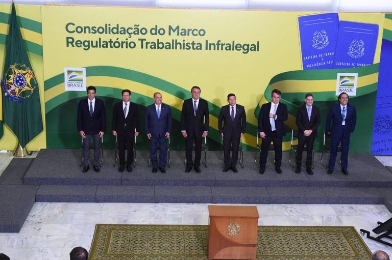 O Presidente da República, Jair Bolsonaro, e o Ministro do Trabalho e Previdência, Onyx Lorenzoni