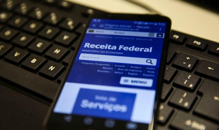 Smartphone exibindo site da receita federal