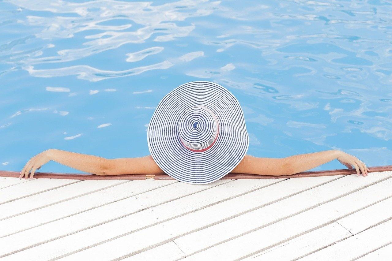 Mulher na beira da piscina