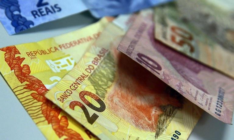 Trabalhadores passam a receber salário mínimo de R$ 1,2 mil a partir de 1° de janeiro de 2022