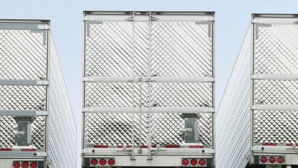 Traseira de três caminhões truck