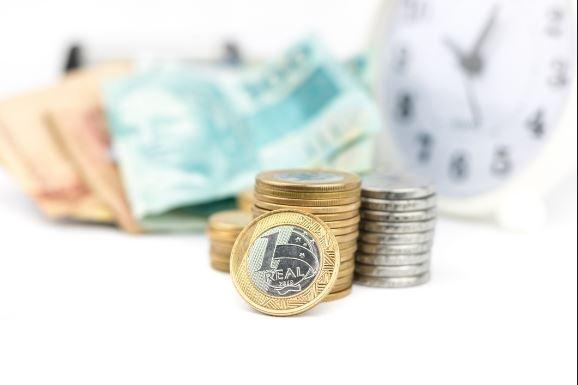 Pilhas de moedas de um real