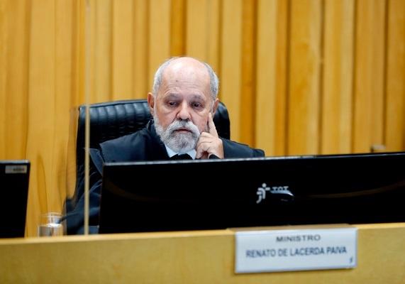 Ministro Renato de Lacerda Paiva em sessão na 7ª Truma