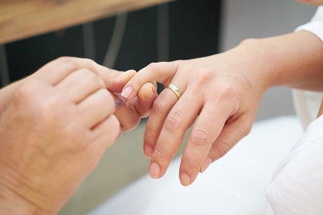 Mãos fazendo as unhas na manicure