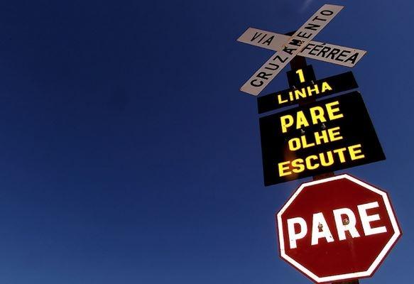 Sinalização de cruzamento com via férrea