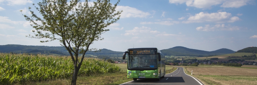 Ônibus em estrada rural