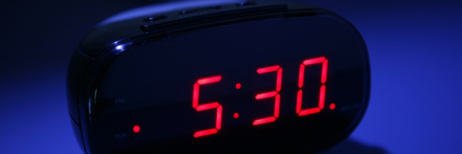 Relógio digital de mesa marcando 5h30min