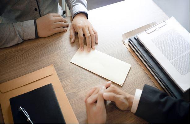 Empregador entrega comunicado de dispensa a empregado