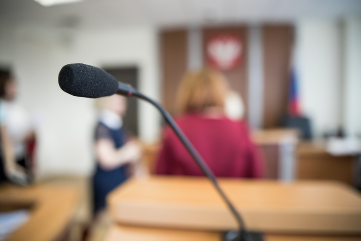 Microfone em sala de audiência