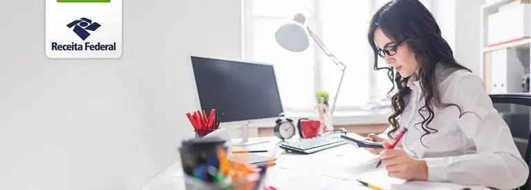 Mulher na mesa de escritório escrevendo