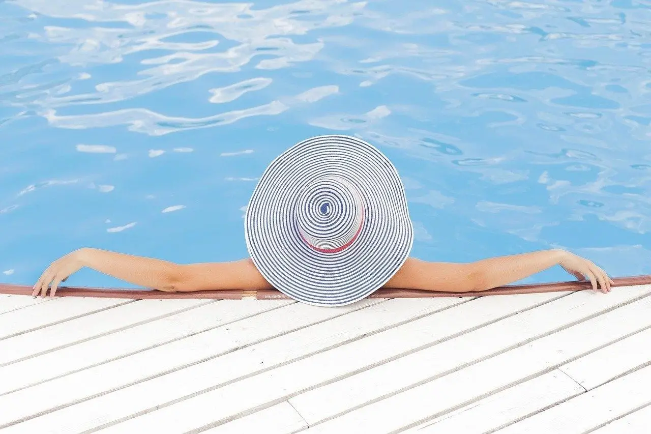 Mulher na beira da piscina