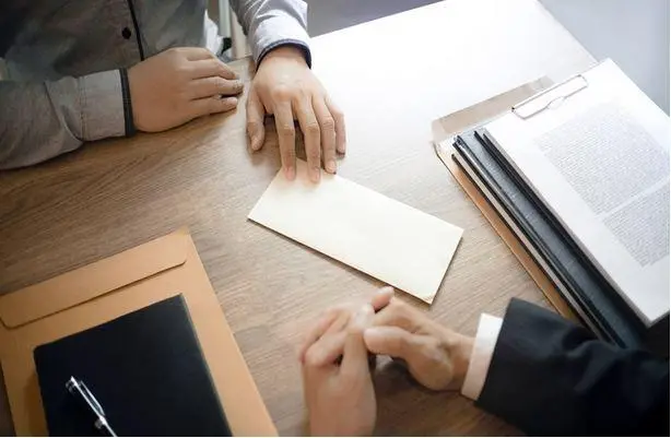 Empregador entrega comunicado de dispensa a empregado