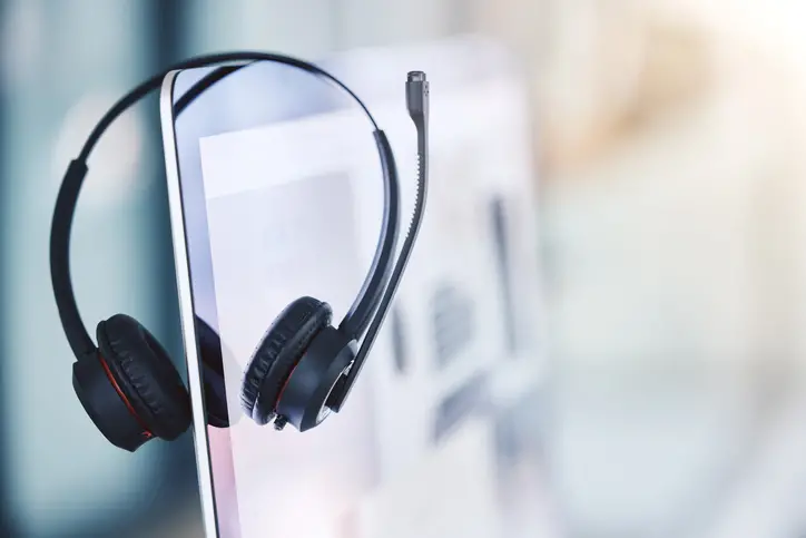 Fone de ouvido pendurado em monitor de computador