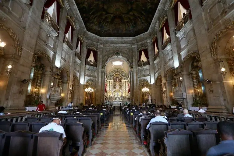 Deputados ressaltaram que o líder religioso exerce suas atividades em prol da fé.